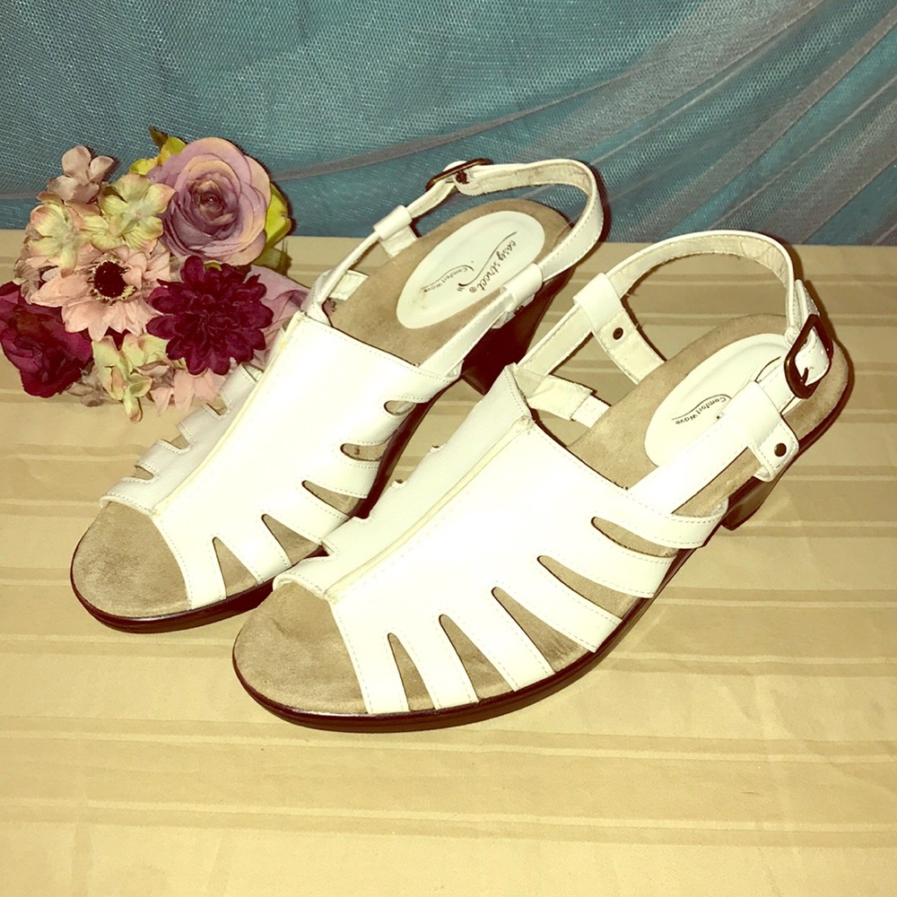 Easy Street white wedge sandals ❤️